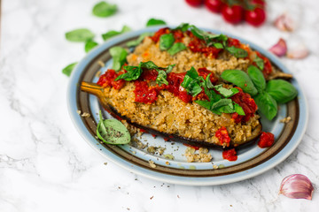 Gefüllte Aubergine mit Bulgurweizen im Tomatenbett