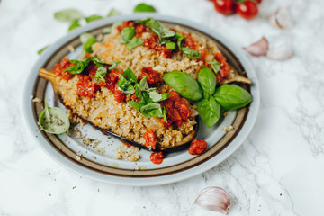 Gefüllte Aubergine mit Bulgurweizen im Tomatenbett