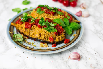 Gefüllte Aubergine mit Bulgurweizen im Tomatenbett
