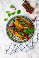 Gefüllte Aubergine mit Bulgurweizen im Tomatenbett