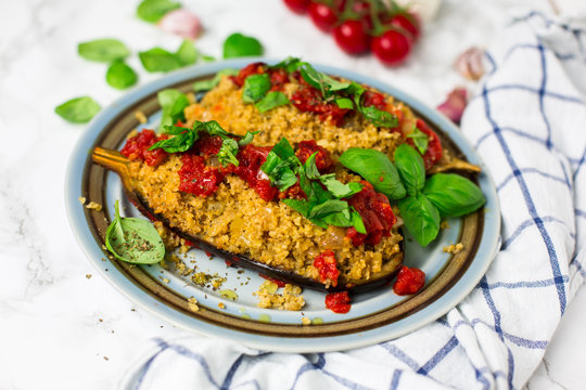 Gefüllte Aubergine mit Bulgurweizen im Tomatenbett
