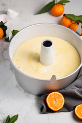 Preparazione di una torta. Impasto crudo dentro una teglia prima di essere infornato