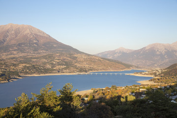 Le lac de Serre-Ponçon et le pont de Savines-le-Lac, Hautes-Alpes