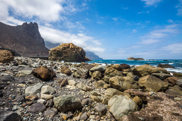 Fototapeta na wymiar Die felsige Küste bei Almaciga im Norden der Kanareninsel Teneriffa