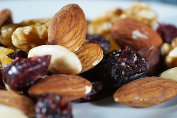 Bunte Nuss Mischung im Studio Fotografiert mit Makro objektiv
