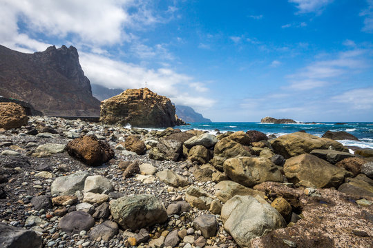 Die felsige K&uuml;ste bei Almaciga im Norden der Kanareninsel Teneriffa