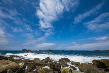 Fototapeta na wymiar Blauer Wolkenhimmel über der Nordküste bei Almaciga auf Teneriffa