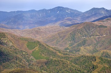 紅葉の鶏冠山から望む甲武信ヶ岳方面の眺望