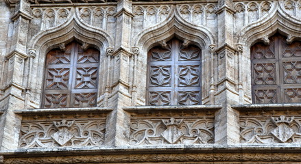 Drei Fenster an der prunkvollen Fassade der Seidenbörse (Lonja de la Seda)