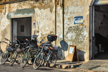 Fototapeta na wymiar Straßenbild aus Gallipoli - Radverleih
