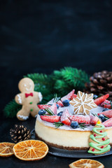 Naklejka premium Delicious Christmas ginger cheesecake with fresh berries decoration