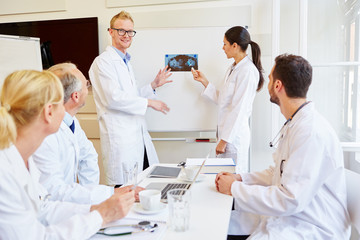 Fototapeta premium Radiologen präsentieren ein Röntgenbild