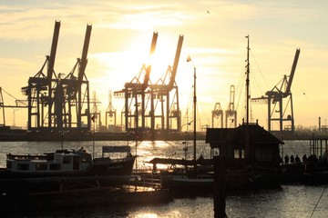 Fototapeta premium Hamburger Hafensilhouette (Blick vom Anleger Neumühlen über die Elbe)