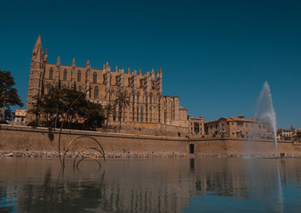 Catedral de palma de Mallorca junto al lago
