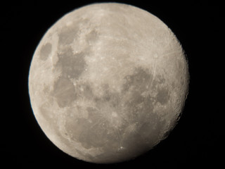 Luna llena vista a través del telescopio