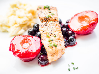Gegrillter Lachs auf Blaubeere