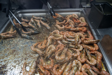 Garnellen in einer Grossküchen Pfanne