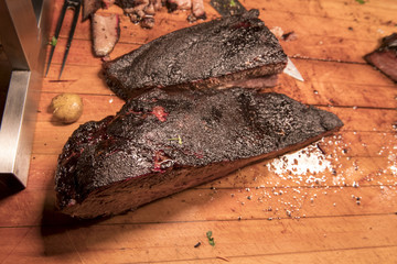 Lecker gebratenes Fleisch auf einem Holzuntergrund