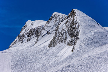 Verschneite Gipfel mit Skipiste