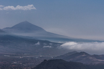 Der Vulkan Teide auf Teneriffa im Nebeldunst