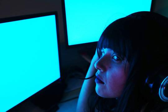 Chica joven adicta a los ordenadores metida en su habitaci&oacute;n de noche 