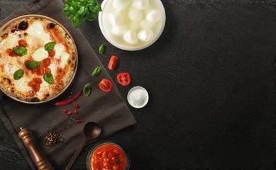 Fotobehang Pizzeria Margherita-pizza met ingrediënten