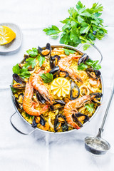  Frische Paella mit Meeresfrüchten