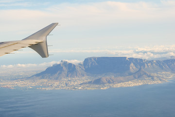Obraz premium Stunning aerial view of Cape Town, South Africa, with Table Mountain, Lion's Head, Signal Hill and the coastline. Seen from a landing airplane.