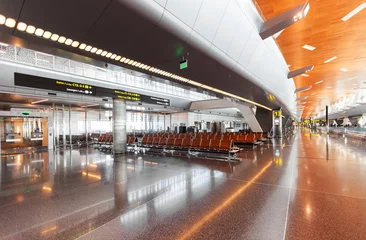 Crédence de cuisine en verre imprimé Aéroport terminal d& 39 aéroport moderne avec sièges en cuir noir au coucher du soleil.