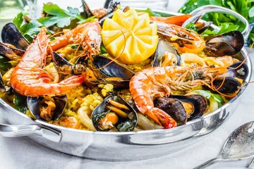  Frische Paella mit Meeresfrüchten