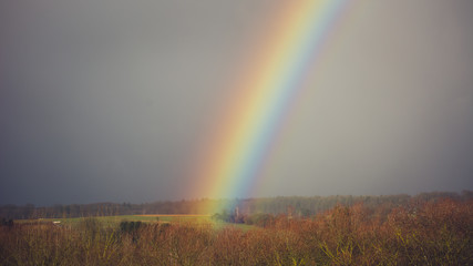 Regenbogen &uuml;be dem Feld