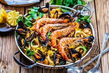  Frische Paella mit Meeresfrüchten