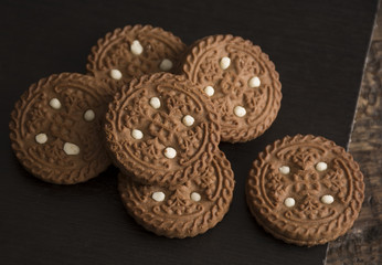 Chocolate cookies with vanilla cream
