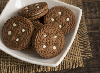 Chocolate cookies with vanilla cream

