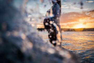 Mujer embarazada bañandose en el mar