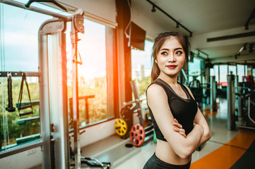 Obraz premium portrait of fitness woman in gym.exercising concept.fitness and healthy lifestyle 