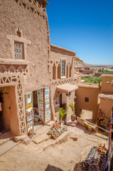 Enge Gassen von Kasbah Ait Ben Haddou mit traditionellen marokkanischen Souvenirs, Marokko © Olena Zn
