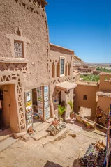 Enge Gassen von Kasbah Ait Ben Haddou mit traditionellen marokkanischen Souvenirs, Marokko © Olena Zn
