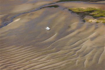 Vue aérienne d'un bateau échoué sur l'île aux oiseaux dans le Bassin d'Arcachon en France