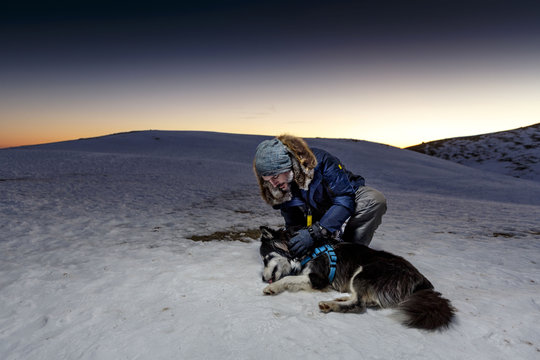 Hombre y perro en la nieve
