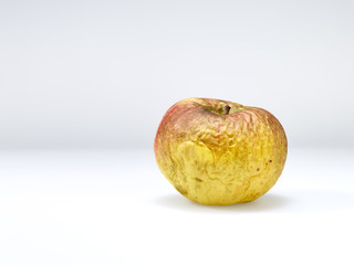 Alter Apfel mit runzeliger Schale