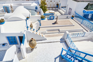 Obraz premium A beautiful view of the roof of an ancient Arab house with ornament and jugs.