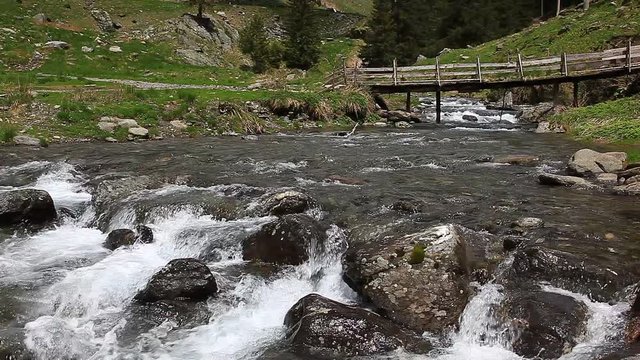 Bach flie&szlig;t unter einer alten Holzbr&uuml;cke, Rum&auml;nien, Siebenb&uuml;rgen, Karparten