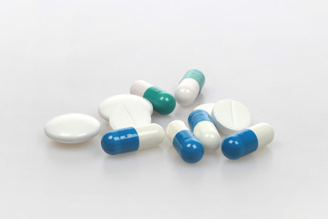 Diverse Tabletten auf weissem Hintergrund