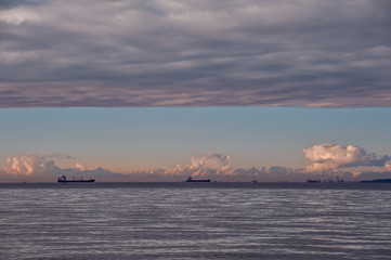 Obraz premium Seascape with ship at sunset with sky overcast .