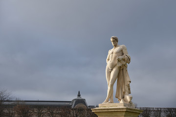 Statue au jardin des Tuileries en hiver à Paris, France