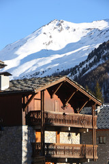Fototapeta na wymiar Chalet de montagne à Val d'Isère en Savoie, Alpes françaises