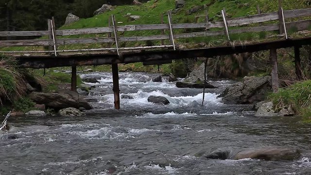 Bach flie&szlig;t unter einer alten Holzbr&uuml;cke, Rum&auml;nien, Siebenb&uuml;rgen, Karparten