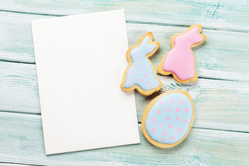 Fototapeta na wymiar Easter gingerbread cookies and greeting card