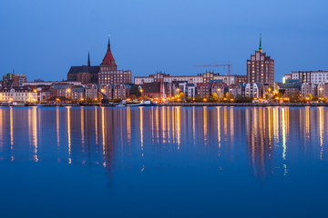 Fototapeta na wymiar Blick über die Warnow auf die Stadt Rostock am Abend